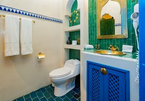 Een douche, een haardroger, handdoeken