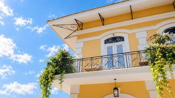 Ein Gebäude mit Balkon, Fenster und Tür.