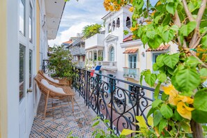 A balcony with wicker chairs, a tiled floor, and a wrought iron railing. - Single Room Duplex and communal pool Ma9 (Ciudad de Panamá)