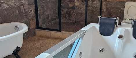 Superior tweepersoonskamer, op Executive-verdieping | Badkamer | Een aparte badkuip en douche, gratis toiletartikelen, pantoffels