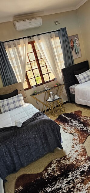 Laptop workspace, blackout curtains, soundproofing, iron/ironing board - TumTowa Luxury (Lusaka)
