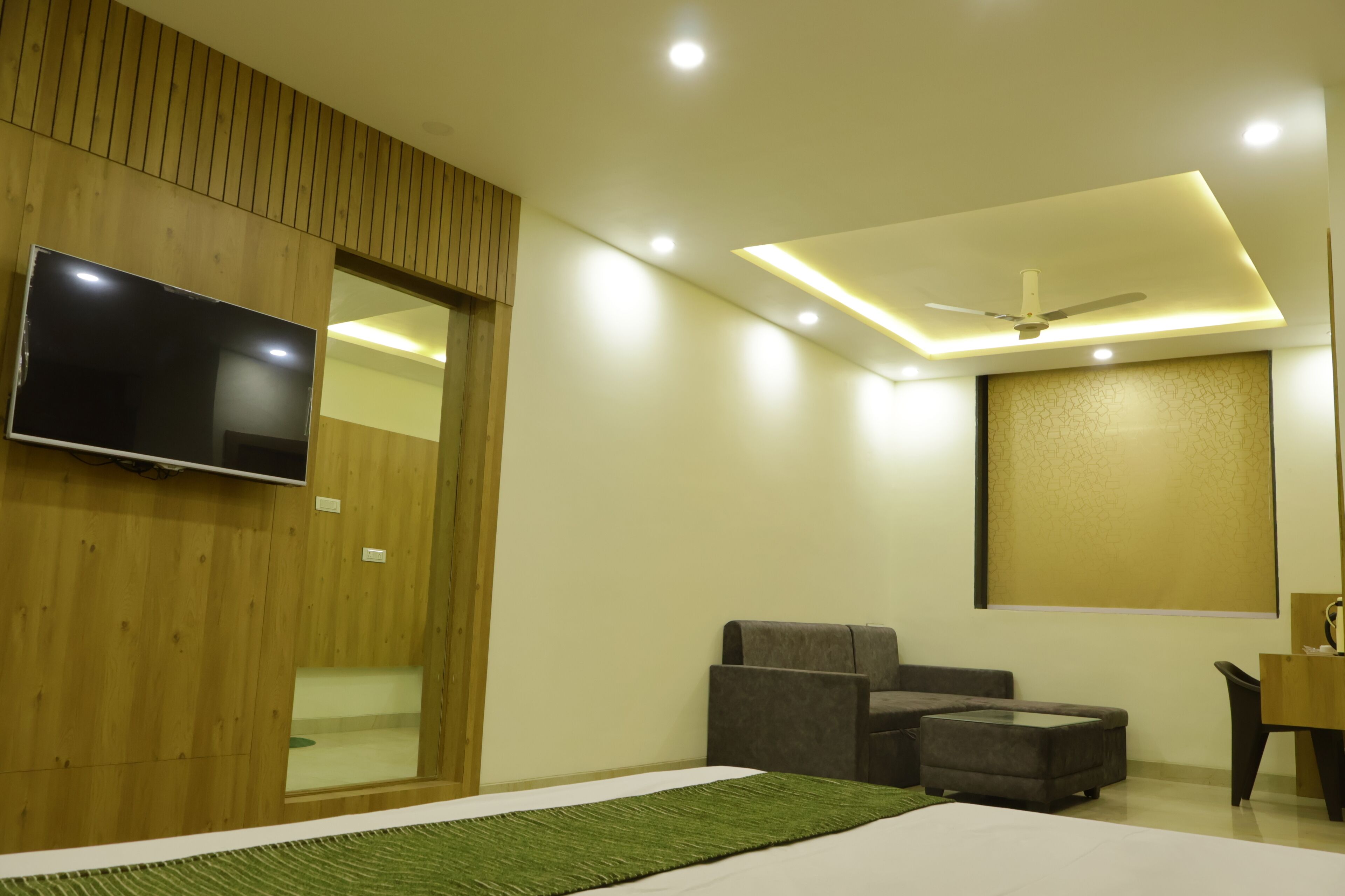 Luxury Suite | Premium bedding, pillow-top beds, desk, laptop workspace