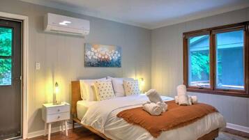 4 slaapkamers, een bureau, een strijkplank/strijkijzer, wifi