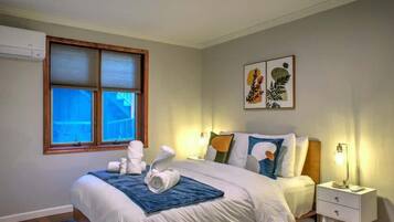 4 bedrooms, desk, iron/ironing board, WiFi
