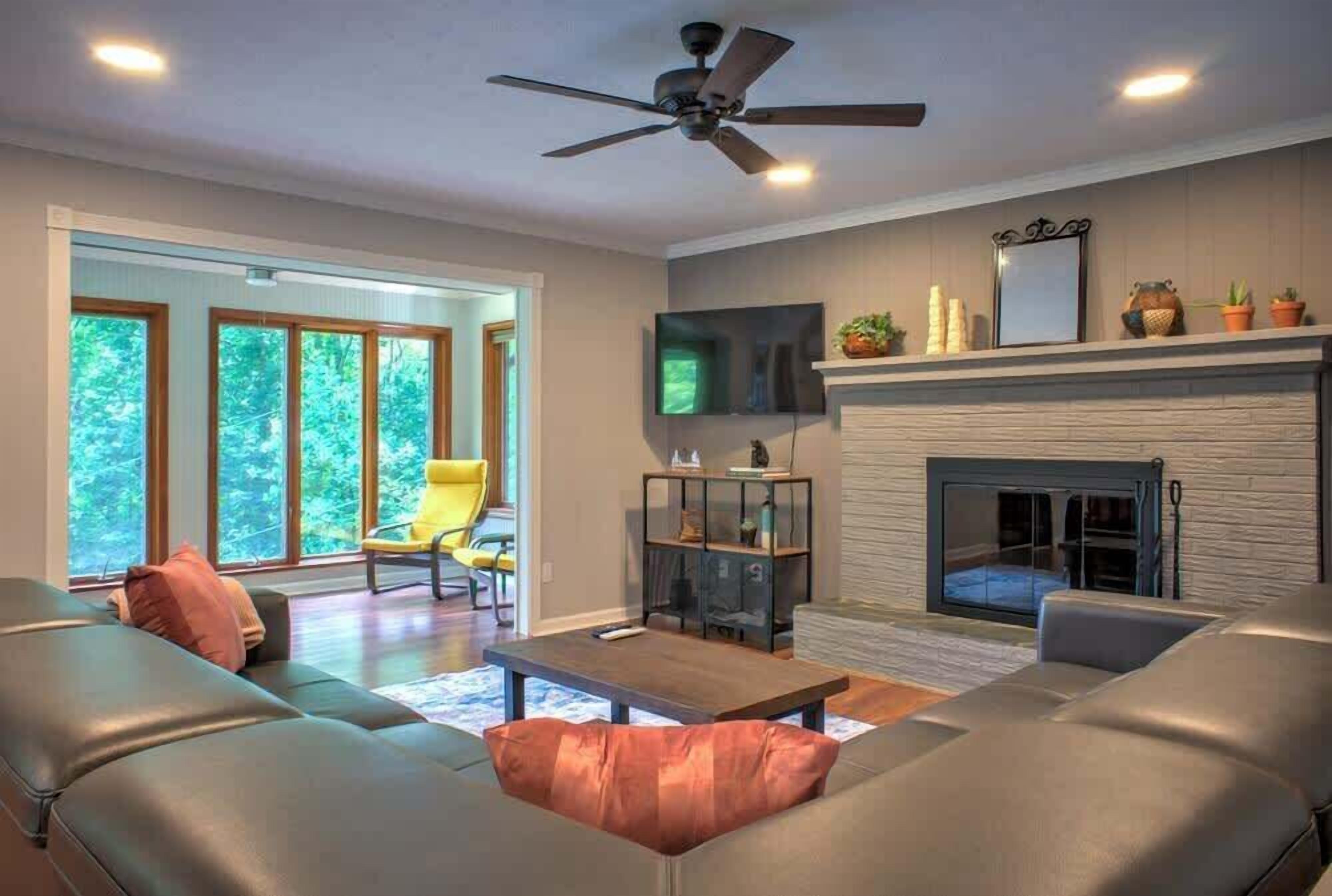 Télévision, cheminée, livres, espaces bureaux