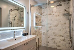 Dusche, Haartrockner, Handtücher