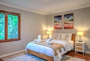 4 Schlafzimmer, Schreibtisch, Bügeleisen/Bügelbrett, WLAN