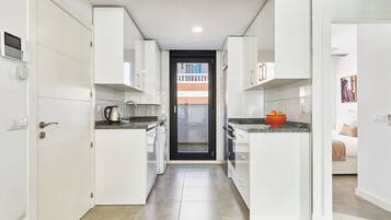 Full-size fridge, microwave, oven, stovetop