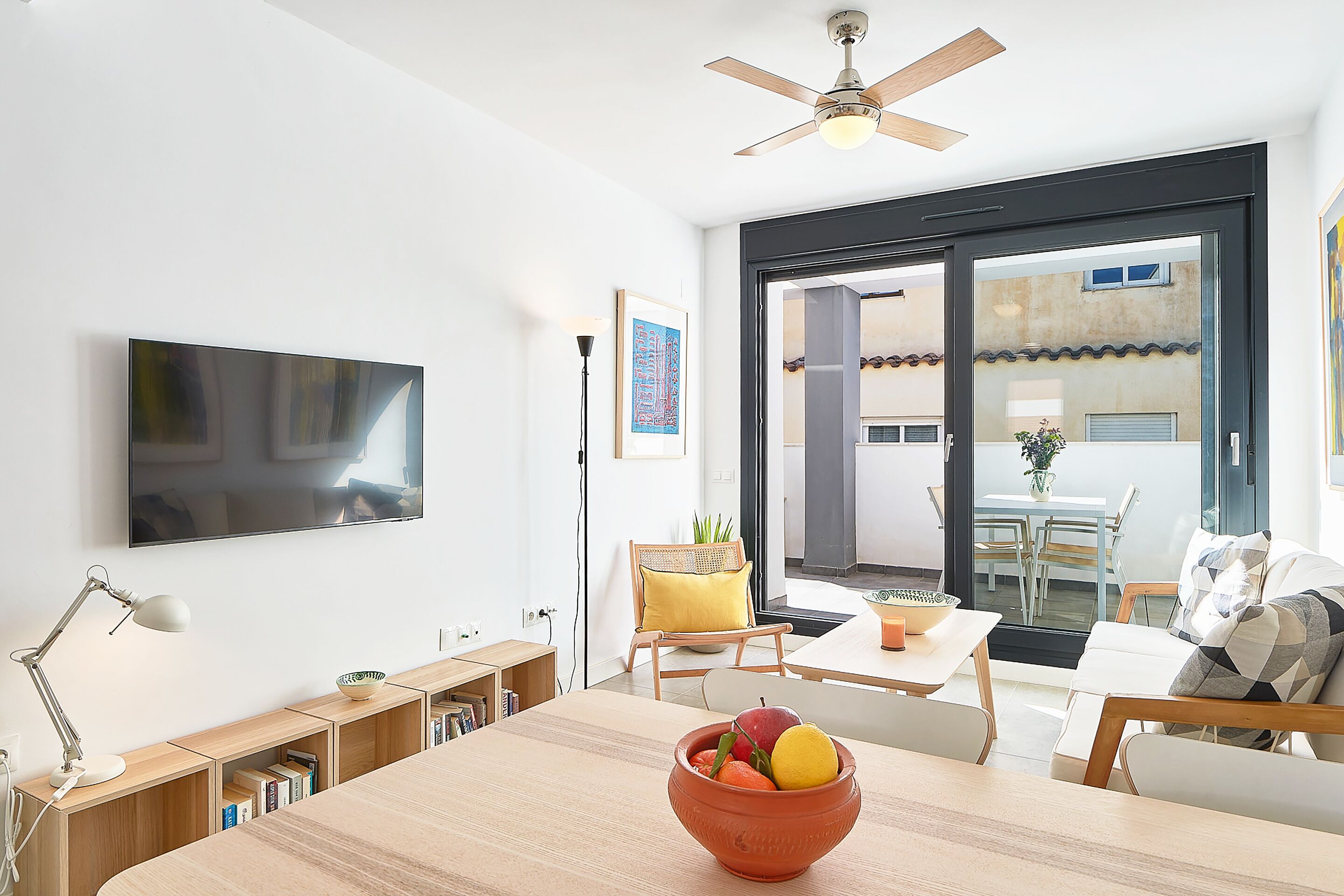 50-英寸液晶电视（配备有线频道）