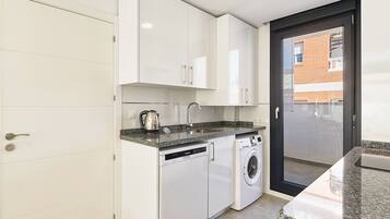 Geladeira grande, micro-ondas, fogão, cooktop