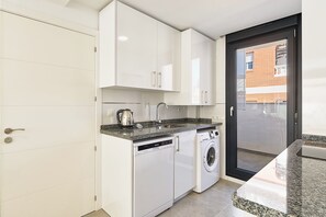 Full-sized fridge, microwave, oven, stovetop