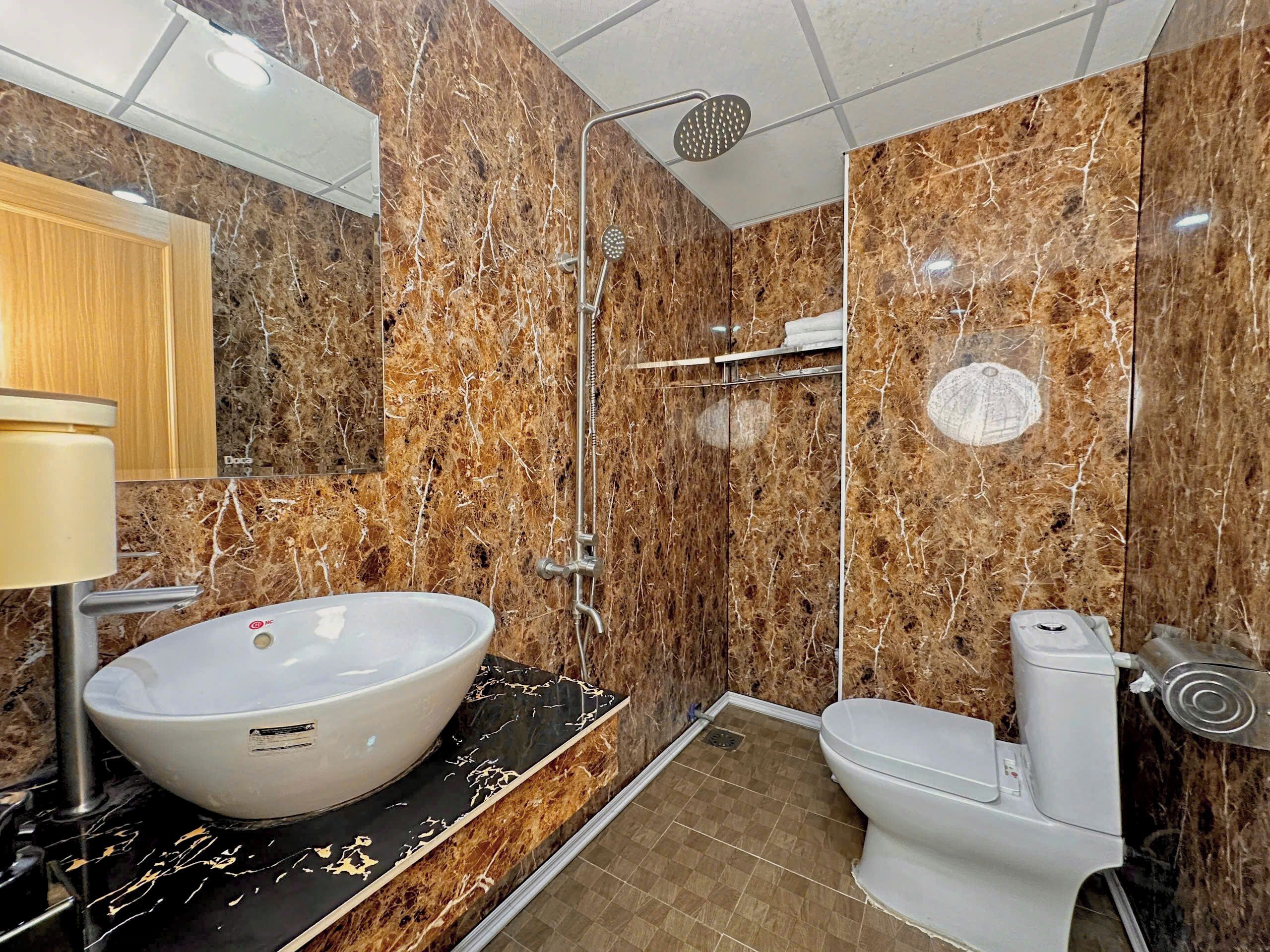 Ducha, secador de pelo, pantuflas, toallas