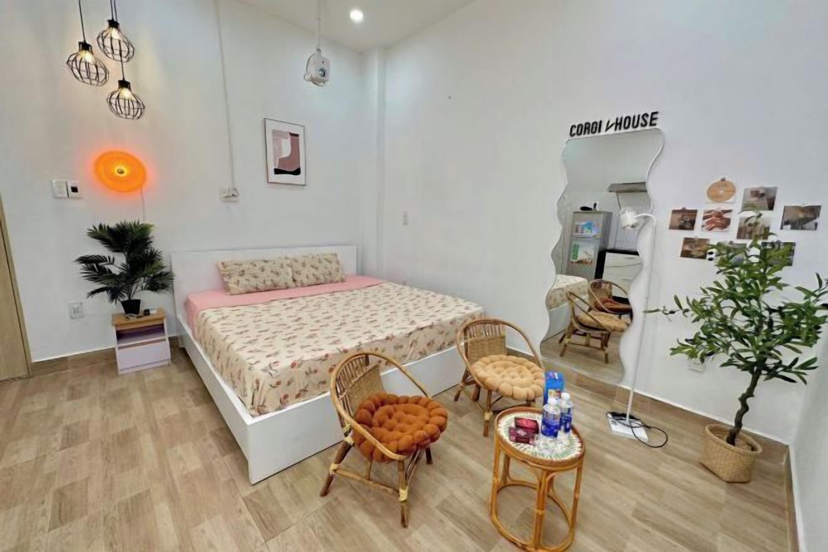 Skrivebord, blendingsgardiner, wi-fi (inkludert) og sengetøy