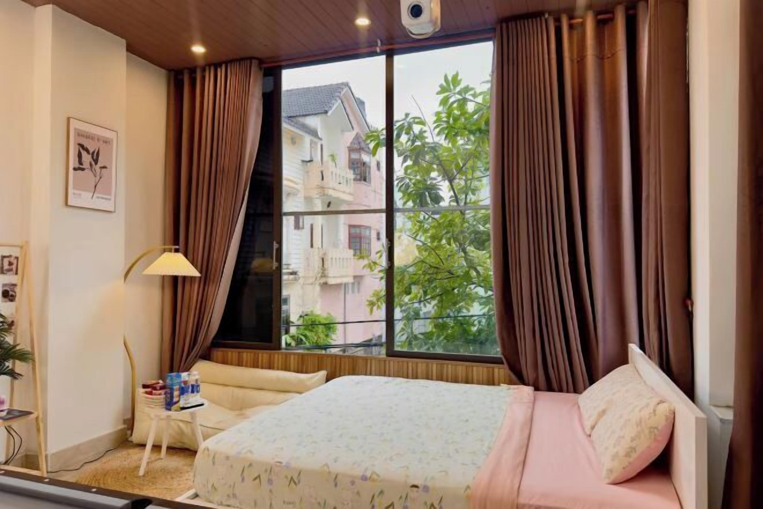 Skrivebord, blendingsgardiner, wi-fi (inkludert) og sengetøy