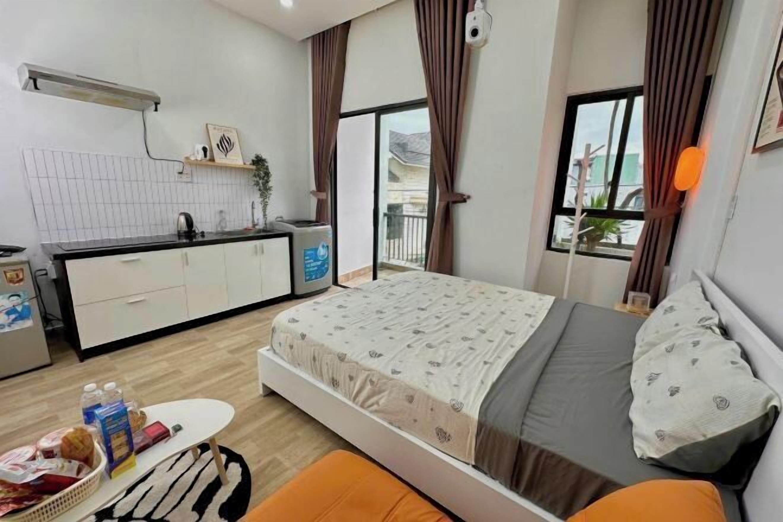 Skrivebord, blendingsgardiner, wi-fi (inkludert) og sengetøy