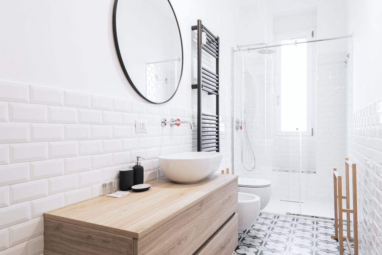 Bruser, hårtørrer, bidet, håndklæder