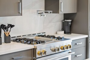 冷蔵庫、電子レンジ、オーブン、コンロ