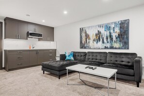 スマートテレビ、暖炉、書斎 / ワークスペース