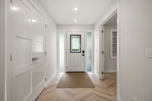 Interior - Prestigious Retreat w Gym, AC, Office, 5BR, Cable (Calgary)