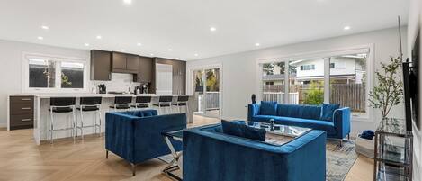 تلفزيون ذكي، مدفأة، مكتب