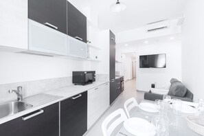 Kühlschrank, Mikrowelle, Ofen, Herdplatte