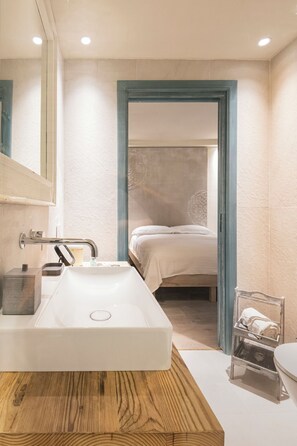 Regadera, tina de hidromasaje, secadora de cabello, bidet 