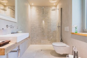 Een douche, een bubbelbad, een haardroger, een bidet
