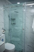 Deluxe Twin Room | Bathroom | Slippers