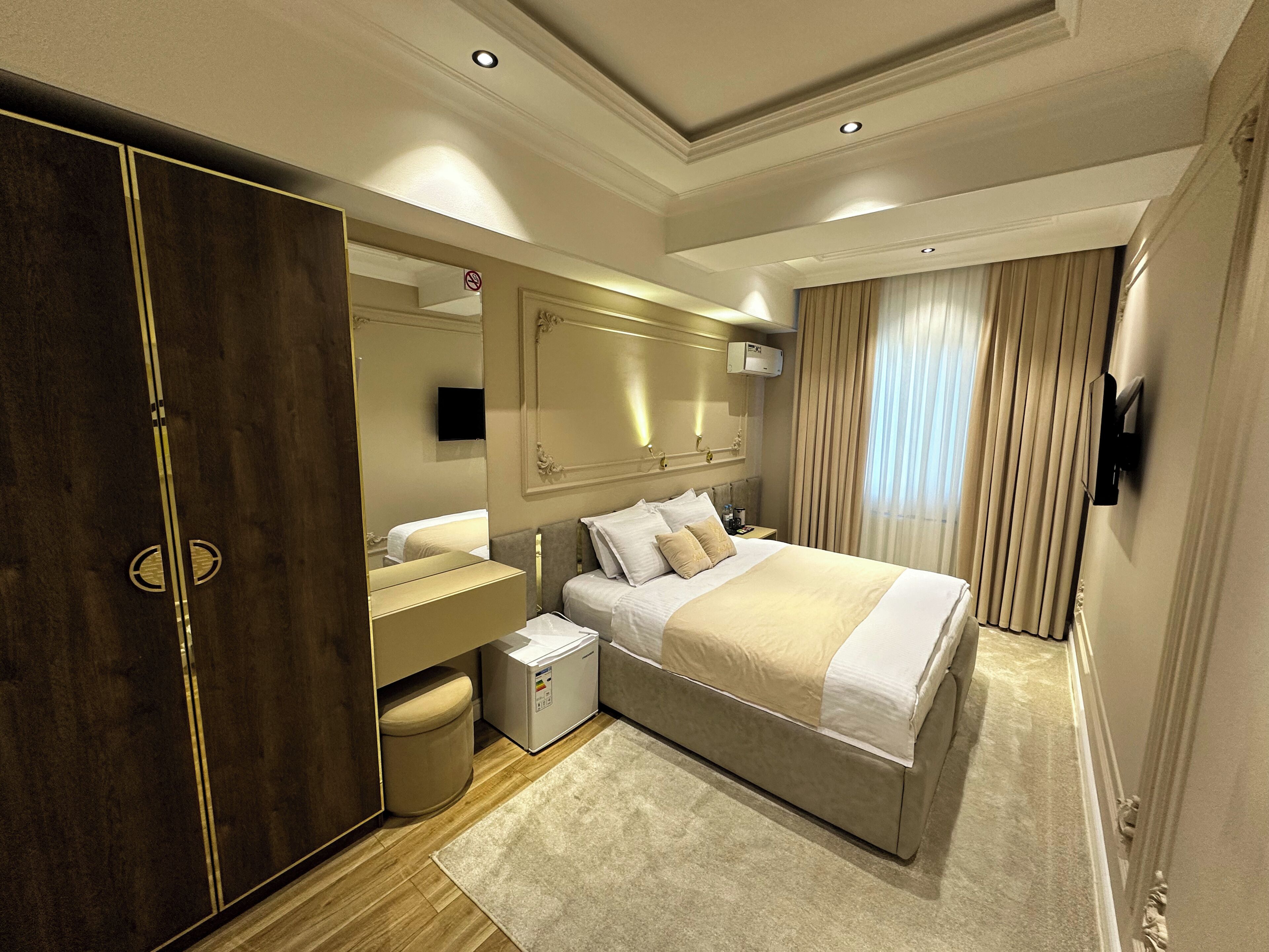 خزنة داخل الغرفة وستائر تعتيم وتجهيزات عازلة للصوت وواي فاي مجانًا