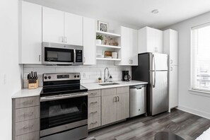 冷蔵庫、電子レンジ、オーブン、コンロ