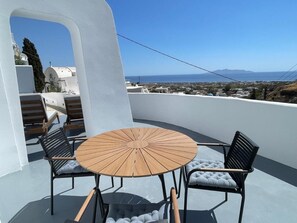 Outdoor dining - Cosy suite with heated jacuzzi and view (Episkopi Gonias)