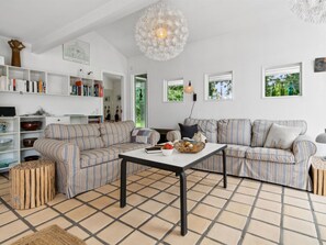 テレビ、暖炉、テーブルサッカー台