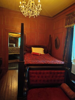 2 bedrooms, iron/ironing board, WiFi, bed sheets - Step back in time and relive.the 1840's in this beautifully preserved cottage. (Washington)