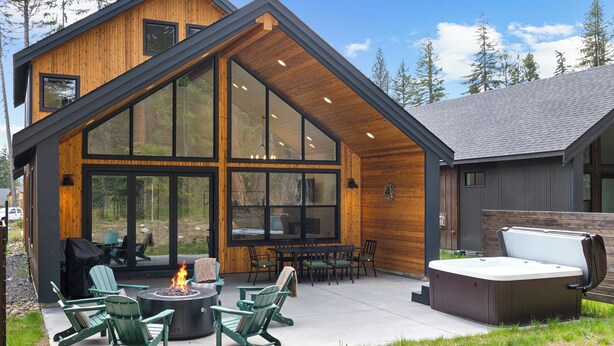 A modern house with a large deck, outdoor seating, and a hot tub. - Harmony Haven - EV - Hot Tub - Pups Allowed (Cle Elum)