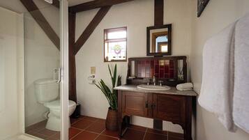 Dusch, miljövänliga toalettartiklar, hårtork och handdukar