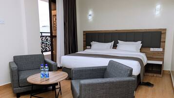 Schreibtisch, laptopgeeigneter Arbeitsplatz, kostenloses WLAN