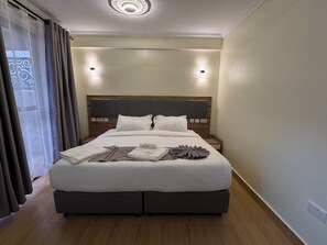 Standard Room | Desk, laptop workspace, free WiFi, bed sheets - Canopy View Hotel (Meru)