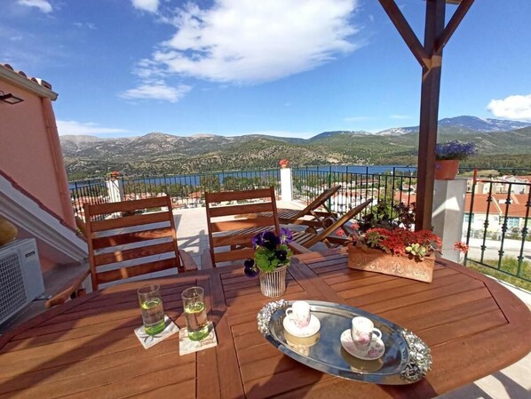 Outdoor dining - Nefeli Seaview Apartment (Kefalonia)