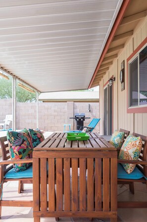 Outdoor dining - Charming House, Pool, Near Kiwanis Park, Freeways (Tempe)