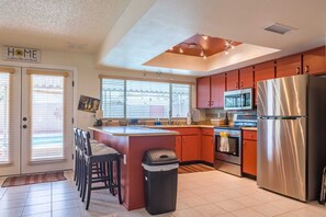 Fridge, microwave, oven, stovetop - Charming House, Pool, Near Kiwanis Park, Freeways (Tempe)