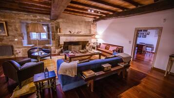 TV, fireplace, DVD player, books