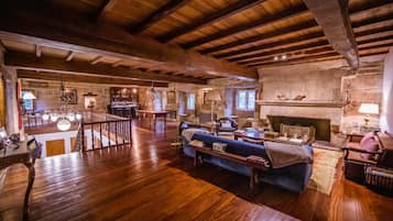 Tv, pejs, dvd-afspiller, bøger