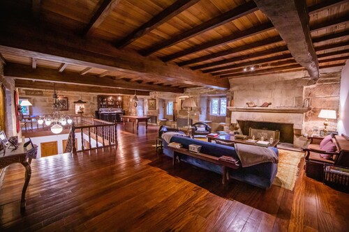 Pazo del Siglo Xvii en el Corazón de Galicia