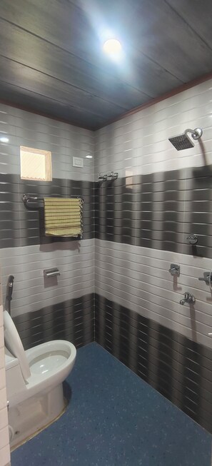Een douche, handdoeken