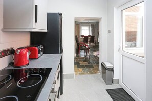 ثلاجة، ميكروويف، فرن، موقد طهي مسطح