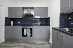 Jääkaappi, mikroaaltouuni, uuni, liesi