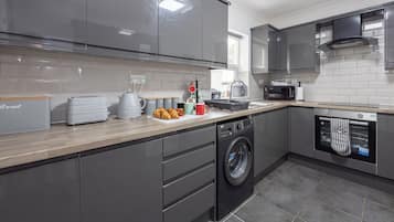 Geladeira, micro-ondas, fogão, cooktop