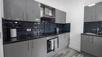 Geladeira, micro-ondas, fogão, cooktop