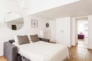 2 dormitorios, tabla de planchar con plancha, cuna de viaje y Internet