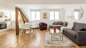 Un espacio habitable moderno con cocina, comedor y zona de estar.